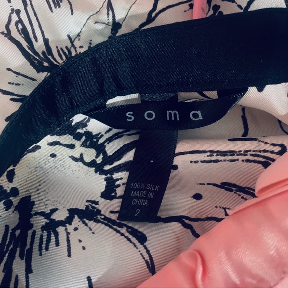 SOMA SILK KIMONO ROBE BLACK AND WHITE FLORAL KIMONO ROBE COVERUP - Picture 5 of 11